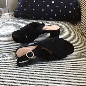 *New* (no box) Taryn Rose Wanda platform sandals in premium Black Suede 8M!